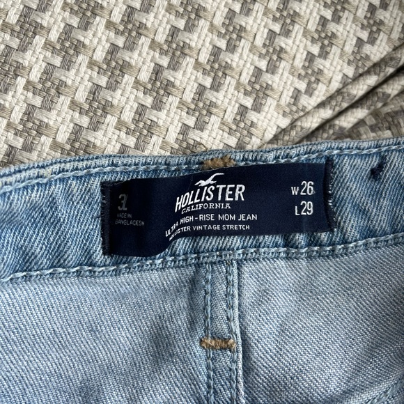 Hollister ultra high rise mom jean - Picture 3 of 4